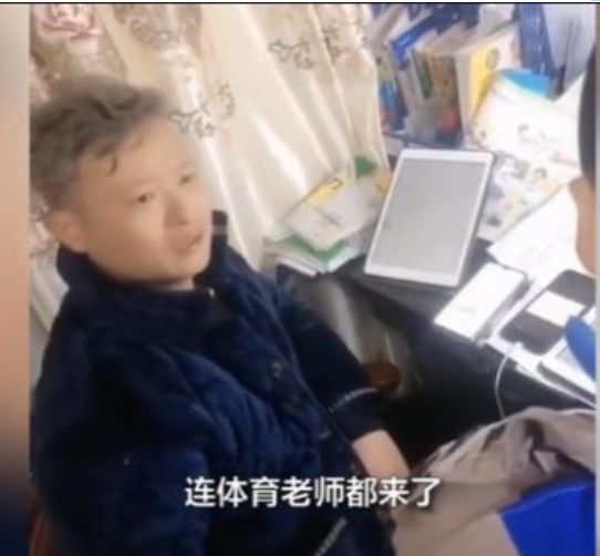 小学生上网课什么样？逼疯家长，笑坏网友...(图6)