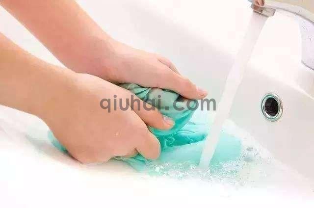 衣服晒干后沾满卫生纸屑，只要1块“刷碗布”，马上恢复“干净”(图1)